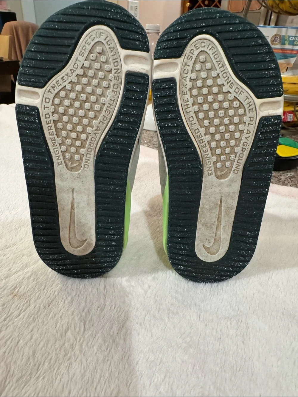 Nike Air Max 270 GO, easy on/off Kids Sneakers with Neon Green Heel Accent